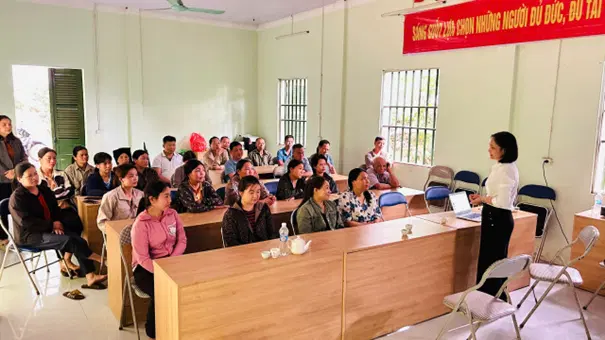Cán bộ Chi cục Trồng trọt và Bảo vệ thực vật tuyên truyền, hướng dẫn nông dân Kiến thức, kỹ năng về sử dụng thuốc bảo vệ thực vật, ủ phân hữu cơ, trồng và chăm sóc cây giấy dó, (tại bản Sưng, xóm Sưng, xã Cao Sơn)