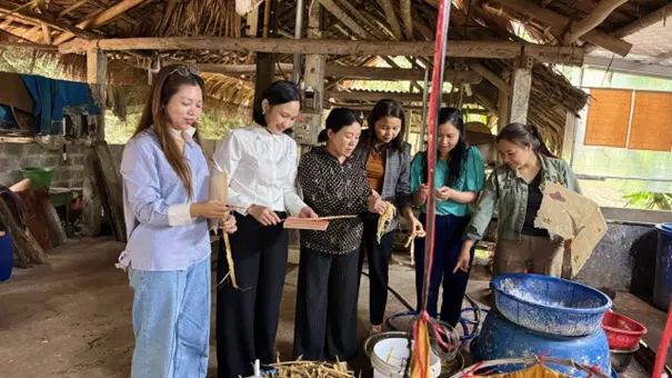 Tổ nhóm giấy dó của hội viên Triệu Phúc Thìn tại bản Sưng, xóm Sưng, xã Cao Sơn